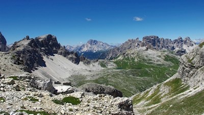 Unser Blick schweift über den Paternkofel und die Hohe Gaisl auf die Drei-Zinnen-Hütte