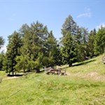 Auf dem Aussichtspunkt Dolomitenblick laden Bänke und Tische zum Verweilen ein