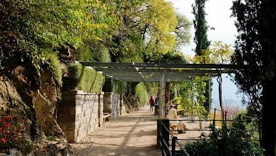Auf Betreiben des Kurarztes, Anthropologen und Botanikers Franz Tappeiner angelegt, der Tappeinerweg in Meran