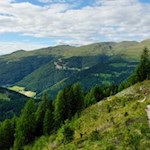 Vor uns erheben sich die sanften Hänge der Plose