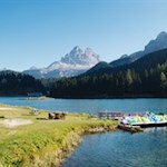 Sullo sfondo, le Tre Cime di Lavaredo, famose in tutto il mondo, svettano in alto