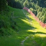 Unterwegs quert man die nunmehr verwaiste Schipiste