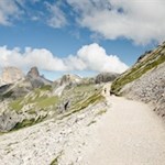 In gentle ups and downs to the Rifugio delle Tre Cime di Lavaredo mountain hut