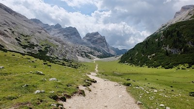 Durch das malerische Hochtal in Richtung Lavarella