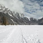 Der zugefrorene Antholzer See mit Blick auf die Rotwand