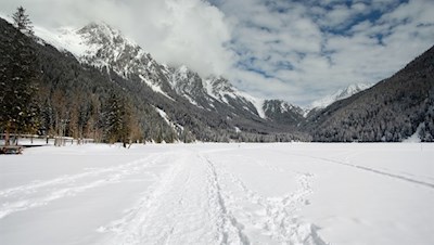 Der zugefrorene Antholzer See mit Blick auf die Rotwand