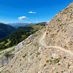 Der schmale Höhenweg zur Almhütte Sot Pütia quert teils steil abfallende Hänge