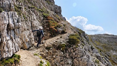 On narrow climbs to the Croda Negra