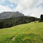Durch malerische Wiesen zur Schatzerhütte