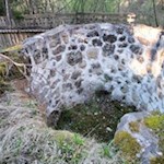 Unterwegs trifft man auf einen alten Kalkofen