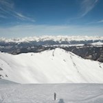 Ringsum ragt ein Reigen schneebedeckter Gipfel in die Höhe