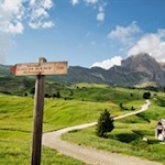 The hike to lago Santo lake is well signposted