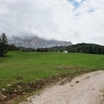 Im Hintergrund ragt der Heiligkreuzkofel in die Höhe