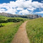 Vor der Kulisse des Schlern zur Sanon Hütte