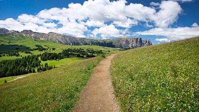 Vor der Kulisse des Schlern zur Sanon Hütte