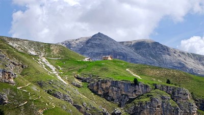 Die Steviahütte zu Füßen des Puez