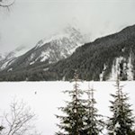 Im Winter legt sich eine dicke Eis- und Schneedecke über den Antholzer See