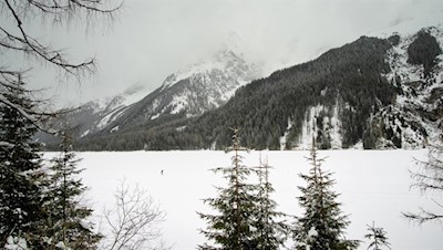Im Winter legt sich eine dicke Eis- und Schneedecke über den Antholzer See