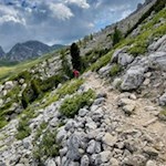Durch die geröll- und steinbeschlagene Landschaft am Fuße des Nuvolau