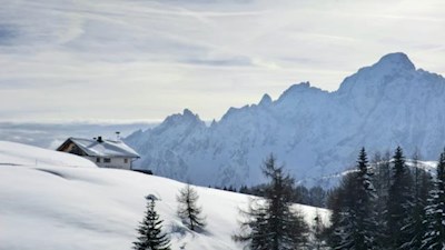 Die Nemes Alm wartet mit einem malerischen Dolomitenblick auf