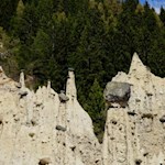 Die Decksteine verhindern die Erosion der lehmhaltigen Erdpyramiden