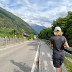 Der Dorfrundweg folgt kurz der Weißenbacher Straße