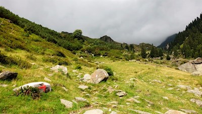 Durch steinbeschlagene Wiesen zur Klammalm
