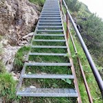 Der Weg ist mit Stahlseilen und Eisentreppen gesichert