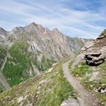 Der Weg zur Hochfeilerhütte wird von schroffen Bergspitzen umrahmt