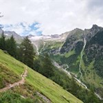 Über steil abfallende Grashänge zur Rußbachalm