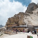 Die-eng-an-die-Felsen-geschmiegte-Grasleitenpasshütte