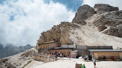 Die eng an die Felsen geschmiegte Grasleitenpasshütte