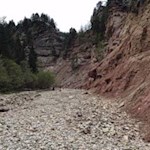 Die rötliche Färbung der Sandsteine sticht ins Auge