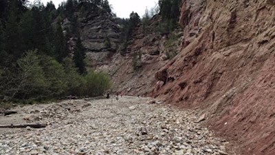 Die rötliche Färbung der Sandsteine sticht ins Auge