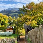 An den ersten Höfen vorbei ins Barbianer Dorfzentrum