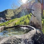 Brunnen neben der Kirche in Saubach