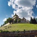 Schloss Wolfsthurn scheint über Mareit zu wachen