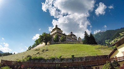 Schloss Wolfsthurn scheint über Mareit zu wachen