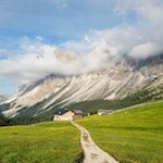 Inmitten saftiger Almwiesen lädt die Brogleshütte zur Einkehr