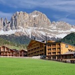 Zyprianerhof vor der Kulisse des Rosengarten