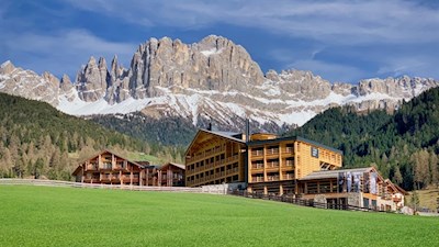 Zyprianerhof vor der Kulisse des Rosengarten