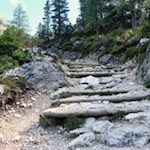 Sui sentieri ricoperti di pietra che salgono al Col de Locia