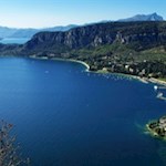 Garda-zu-Füßen-der-frei-aufragenden-Rocca