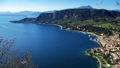 Garda zu Füßen der frei aufragenden Rocca