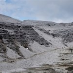 Am Fuße des Piz Boe schlängelt sich der Weg zur Boehütte