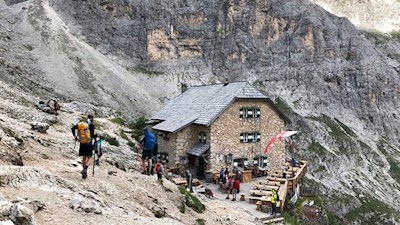 Oberhalb der Langkofelhütte beginnt der Klettersteig auf den Plattkofel