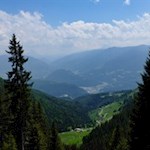 Hie und da geben die Bäume schöne Ausblicke frei