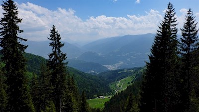 Hie und da geben die Bäume schöne Ausblicke frei