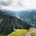 Unser Blick fällt auf den benachbarten Wolfskofel und ins Ahrntal