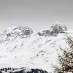 Unser Blick fällt auf den Kesselkogel in den schneeverhangenen Dolomiten